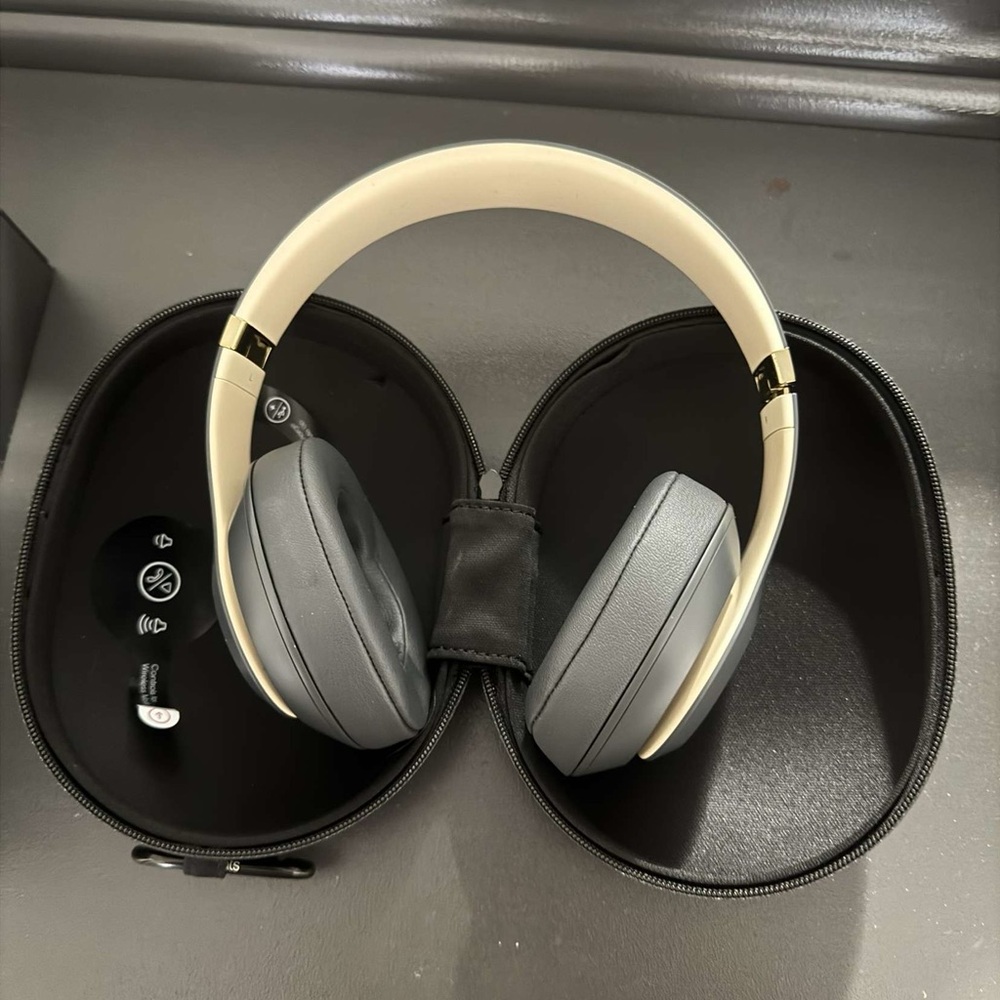 Beats Solo 3, Noise Cancellation. Worn once and didn’t like them. - Picture 2 of 4